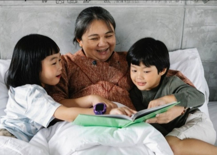 7 Manfaat Membacakan Dongeng untuk Anak Sebelum Tidur, Nomor 6 Bagus Banget
