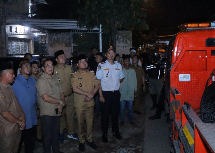 Wujudkan Palembang Terang, Wawako Prima Salam Cek Langsung Perbaikan Lampu Jalan