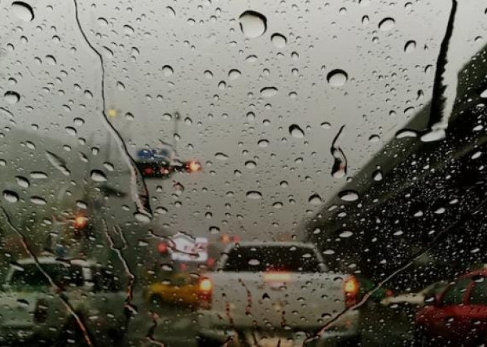 Pelan-Pelan Asal Selamat! Ini 6 Tips Aman Berkendara Saat Hujan Lebat