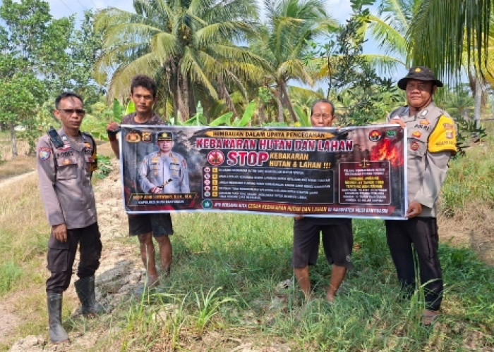Cegah Karhutla, Bhabinkamtibmas Polsek Lalan Sebar Maklumat Kapolda Sumsel di Pura Agung