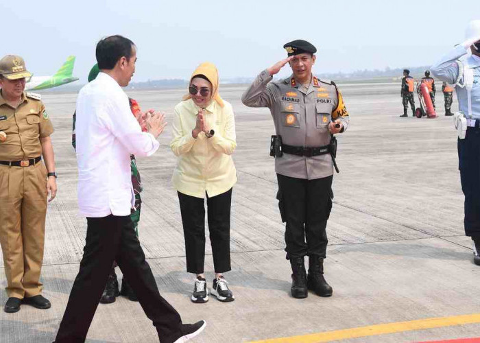 Kapolda Sumsel Antar Kepulangan Presiden Jokowi di Bandara Internasional SMB II Palembang