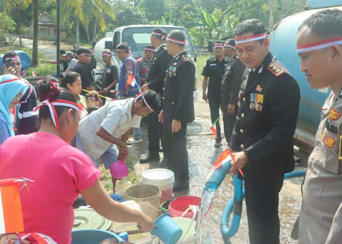 Polres Empat Lawang Salurkan Bantuan Air Bersih dan Sembako untuk Warga Sungai Lidi yang Dilanda Kemarau