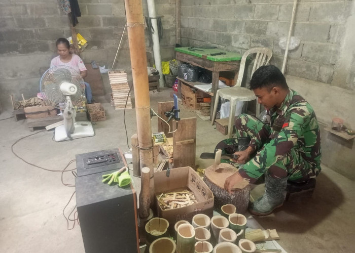 Bukan Cuma Fisik! Satgas TMMD Kodim 0714/Salatiga Belajar Bikin Kerajinan Bambu UMKM Desa Cukil