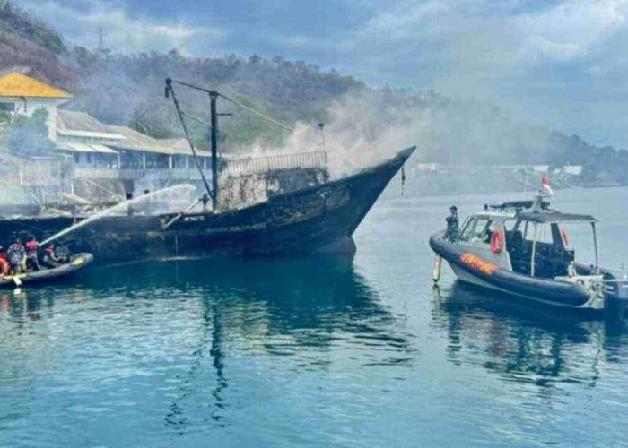 Dua Kapal Ikan Terbakar, Prajurit Lanal Banyuwangi Gerak Cepat Lakukan Ini