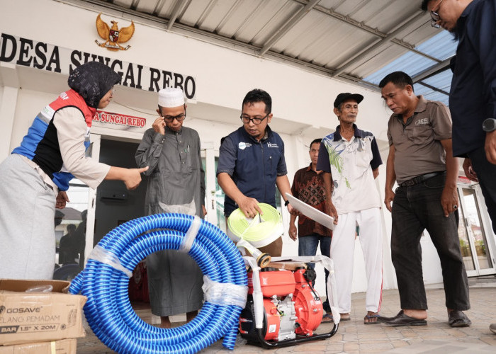Karhutla Mengintai! Kilang Plaju dan Perta Samtan Gas Turun Tangan, MPA Sungai Rebo Dapat Bantuan Alat Pemadam