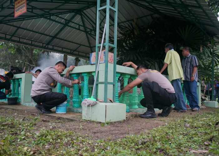 SALUT! Kapolres OKI Turun Langsung Bersihkan Situs Bersejarah di Sungai Sodong