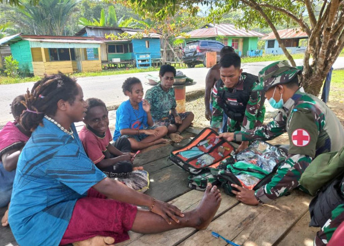 Prajurit Papua Beri Pelayanan Kesehatan Keliling Kampung, Aksinya Patut Dicontoh!