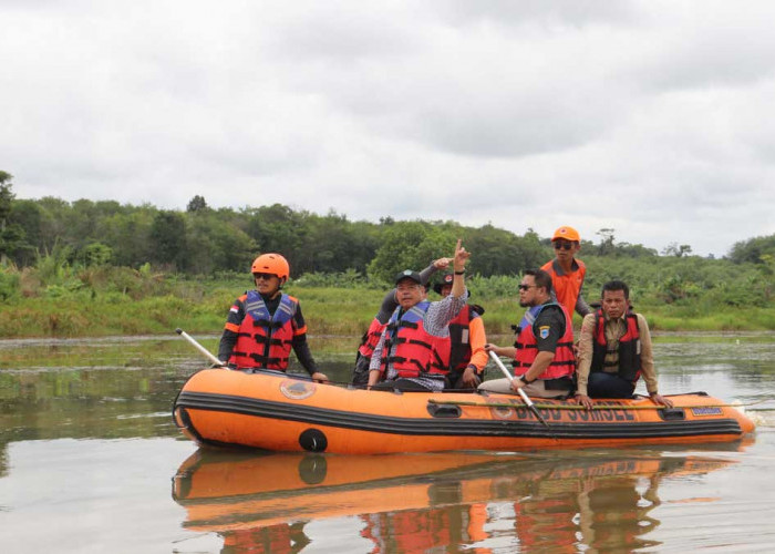 Naik Perahu Karet, Bupati Lahat Ungkap Potensi Tersembunyi Danau Batu yang Jarang Diketahui