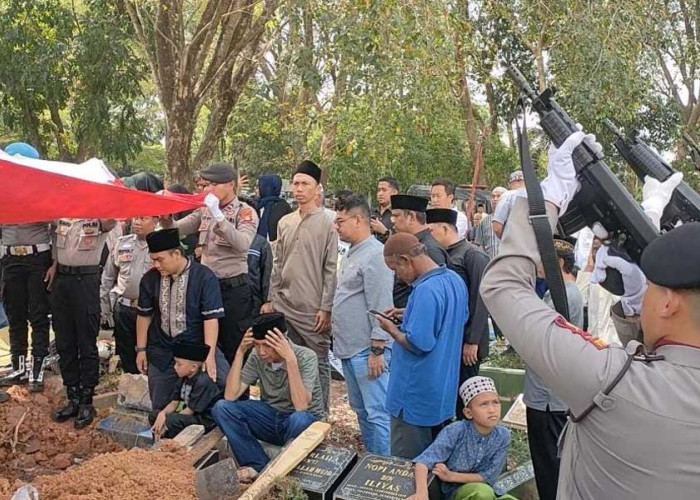 Anggota Polda Sumsel Meninggal Saat Sholat Sunnah Ba’da Magrib, Kabid Propam Hadiri Upacara Pemakaman