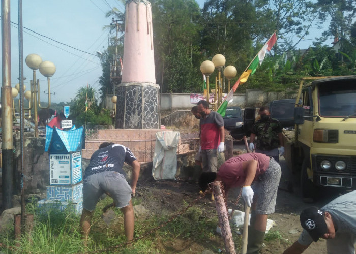 Sambut Kemerdekaan RI, Bersihkan Monumen Tugu Bersejarah