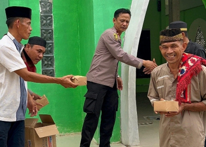 Jumat Berkah, Polsek Lalan Bagikan 60 Kotak Snack kepada Jemaah Masjid Al Istiqomah