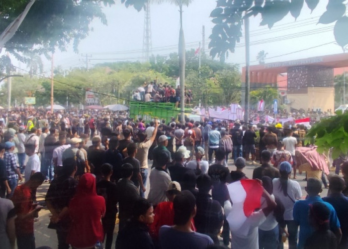 Ribuan Massa dari Persatuan Penyulingan Minyak Penuhi Jalan di Depan Kantor DPRD Muba