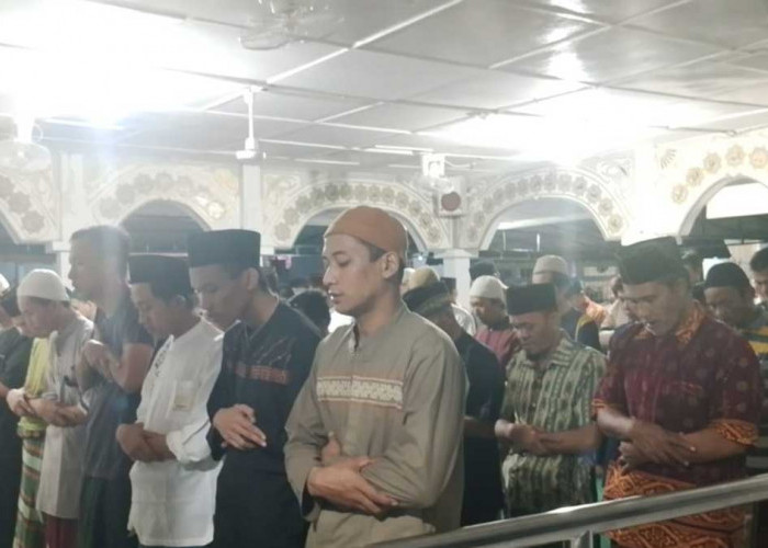 Suasana Haru di Balik Jeruji: Puluhan Narapidana Lapas Lahat Khusyuk Tarawih dan Tadarus Bersama