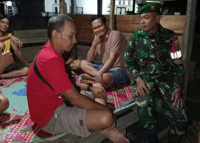 Jaga Keamanan Kampung, Babinsa Koramil 405-12 Lahat Rutin Patroli Bersama Warga di Malam Hari