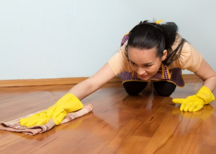 Lantai Dapur Berminyak? Ini 4 Cara Kilat Bersihkan Sampai Kinclong dan Anti Licin