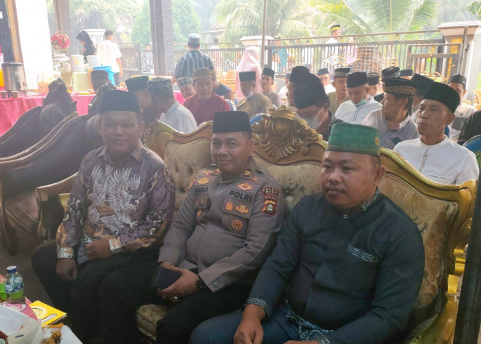 Sambangi Rumah Duka Orang Tua Camat, Kapolsek Sanga Desa Sampaikan Belasungkawa