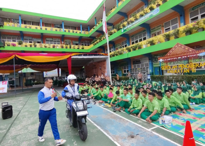 Tim Safety Riding Asmo Sumsel Bagikan Edukasi Keselamatan Berkendara ke Siswa SMA Islam Az Zahrah Palembang