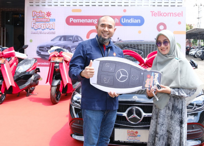 Pelanggan Telkomsel 13 Tahun, Guru SMPN 11 Muaro Jambi Bawa Pulang Mercedes-Benz C200 di Poin Gembira Festival