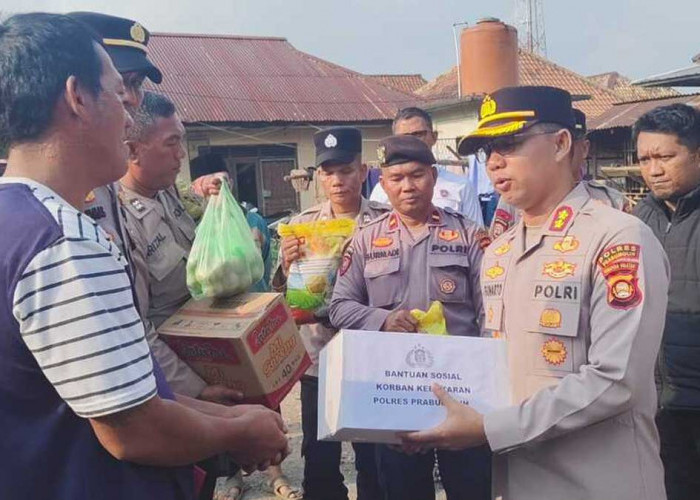 Datangi Langsung Lokasi Kebakaran, Kapolres Prabumulih Salurkan Bantuan Sosial untuk Keluarga Petani