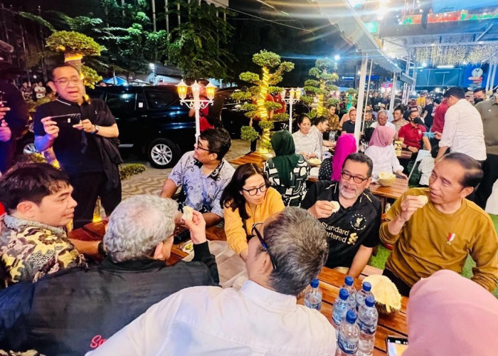 Nikmati Malam di Medan, Presiden Jokowi Makan Durian Bersama Pemred