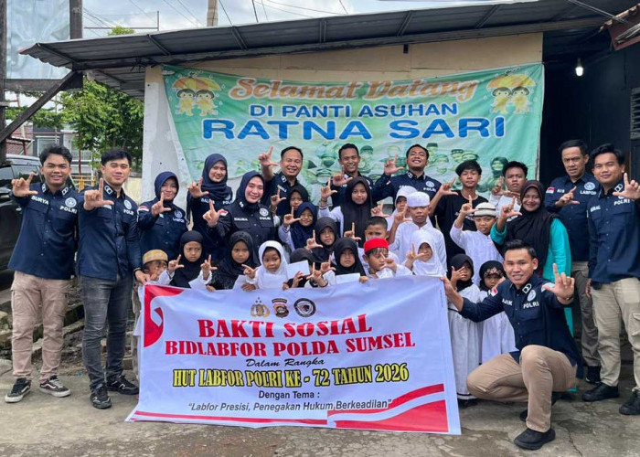 Sentuhan Kasih di Hari Jadi: Personel Bidlabfor Polda Sumsel Turun Tangan Bersihkan Rumah Ibadah