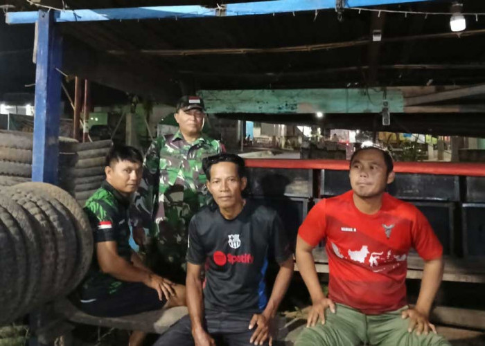 Beri Motivasi Petugas Ronda, Aksi Babinsa Koramil Pendopo Sambangi Pos Kamling Tuai Apresiasi Warga