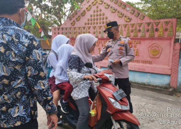 Cegah Penyakit Akibat Kabut Asap, Polsek Sanga Desa Bagi-Bagi Masker ke Pelajar