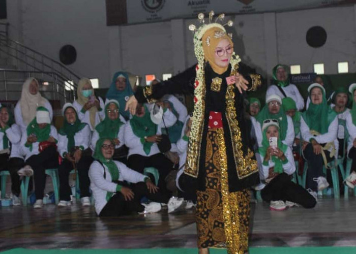 Gokil! Puluhan Lansia di Lahat Lenggak-lenggok di Atas Catwalk Bak Model Profesional Pakai Busana Adat
