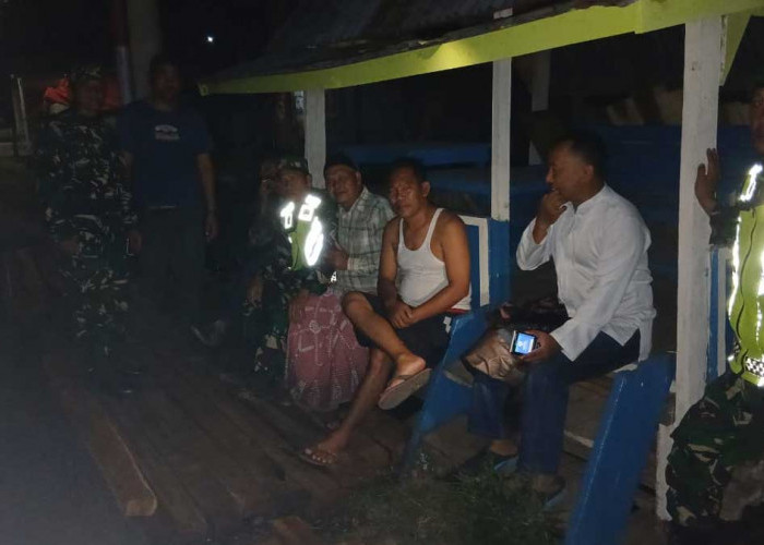 Bikin Tenang! TNI dan Warga Empat Lawang Kompak Ronda Malam Cegah Banjir dan Kejahatan