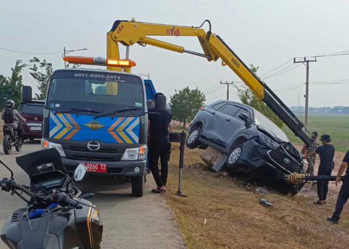 Mobil Dinas Kepala Dinas PPPAPPKB Ogan Ilir Ringsek Usai Hantam Tiang Lampu Jalan di Tanjung Senai