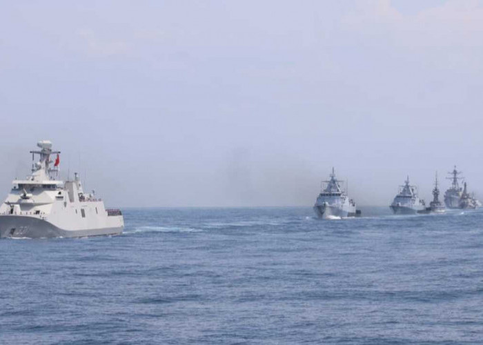 International Fleet Review: Puluhan Kapal Unjuk Formasi Perang di Selat Badung Bali