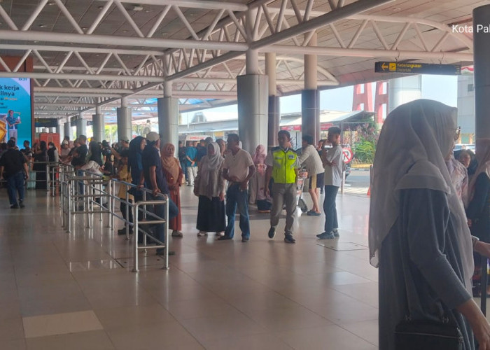Waspada Dampak Erupsi Anak Gunung Krakatau, Sejumlah Penerbangan di Bandara SMB II Dibatalkan