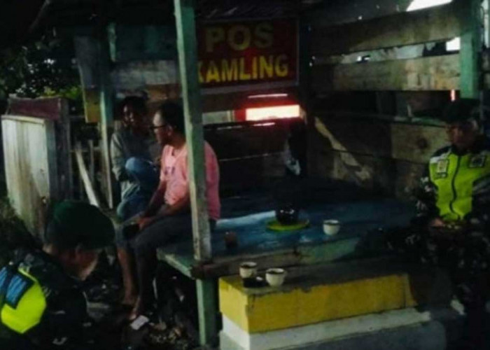 Bikin Tenang Warga, Aksi Kompak 3 Babinsa dan 2 Bhabinkamtibmas Sambangi Petugas Ronda Malam di Lahat