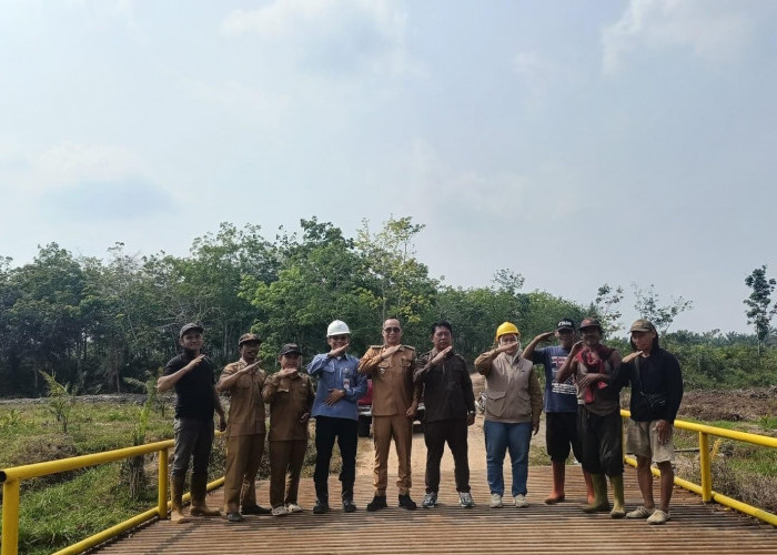 Bertahun-tahun Lewat Batang Kelapa, Kini Warga Tanjung Kerang Punya Jembatan Aman Berkat Medco E&P