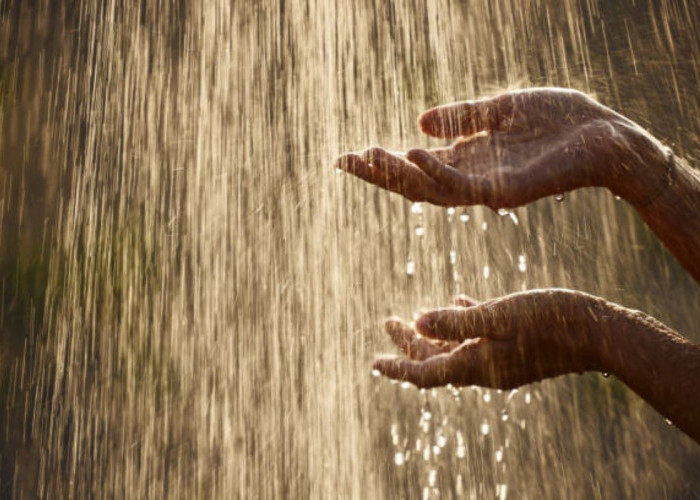 DAHSYAT! Ini 5 Manfaat Air Hujan Bagi Kesehatan, Nomor 1 Disukai Kaum Wanita