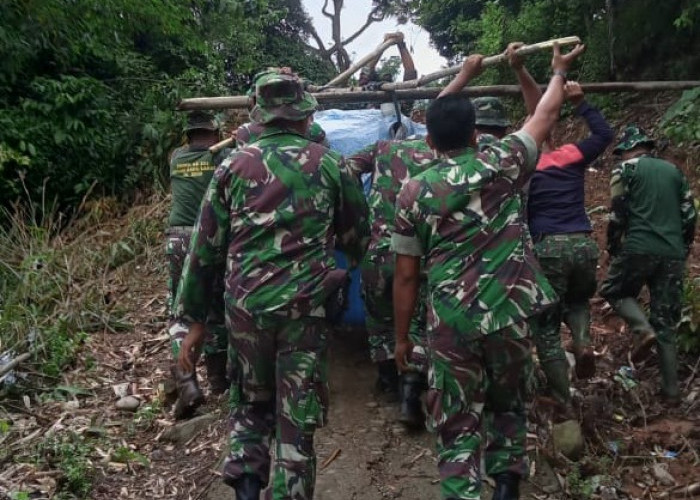 Gotong Royong Angkat Tangki Bio Septic Tank Gunakan Bambu dari Sungai Lematang