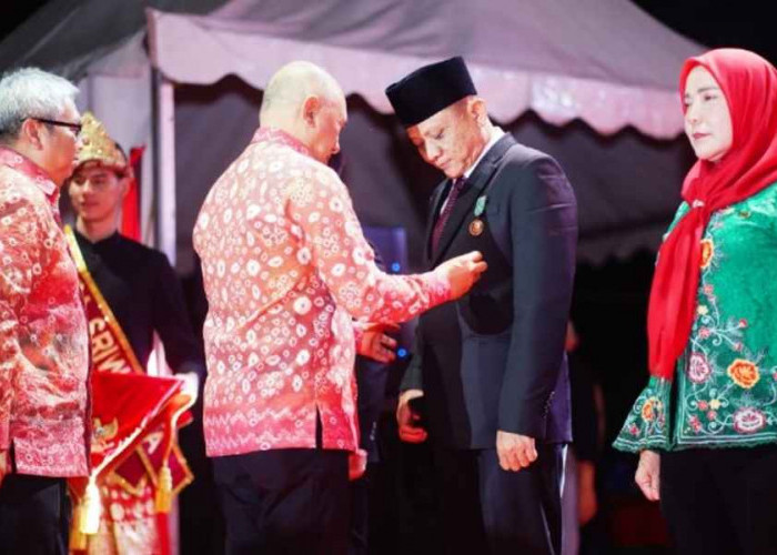 Raih Penghargaan Satyalencana Wira Karya dari Presiden RI, Bupati OKUT Lanosin Ucapkan Ini