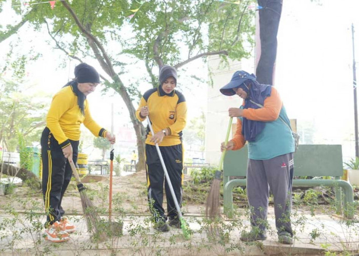 Jajaran Polwan Polda Sumsel Kompak Gelar Aksi Bersih Lingkungan di Kolam Retensi dan Flyover