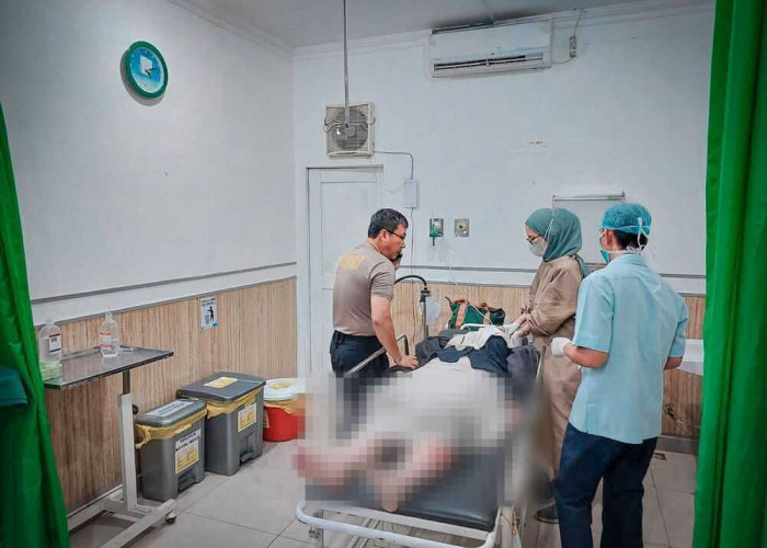 Gerak Cepat, Kabid Dokkes Polda Sumsel Beri Pertolongan Pertama Korban Laka