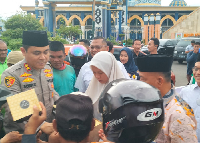 Kapolres dan Satuan Intelkam Polres Lubuk Linggau Bagi Takjil Buka Puasa Ramadhan