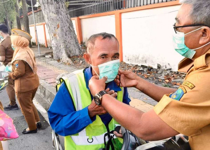 Kualitas Udara Menurun Akibat Asap: Pemkab OKI Bagikan 80.000 Masker dan 5.000 Vitamin untuk Warga