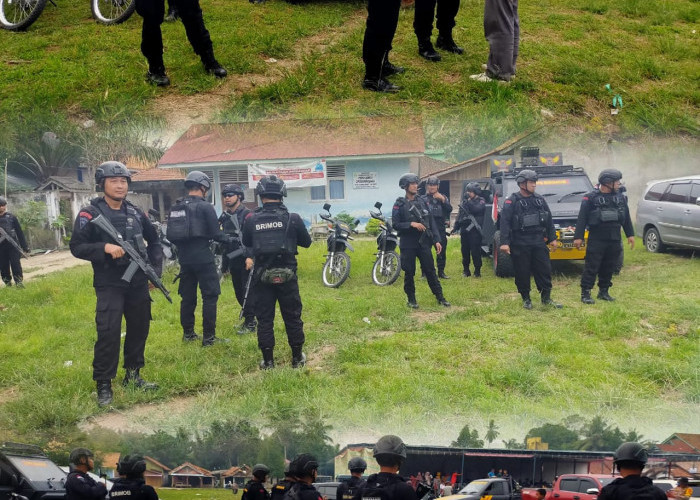 Personel Satbrimob Polda Sumsel Batalyon B Pelopor Amankan Pilkades di Muratara