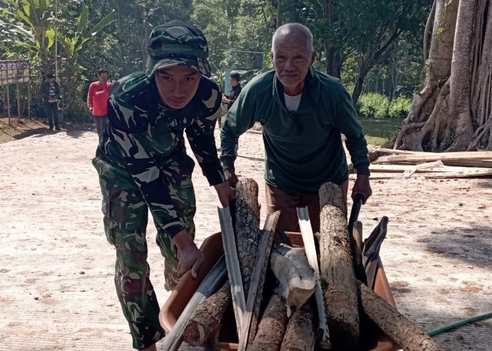 Bikin Haru! Satgas TMMD Kodim Salatiga Gercep Bantu Mbah Harjo Dorong Angkong Berisi Kayu Bakar