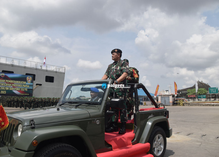 Panglima TNI Laksamana TNI Yudo Margono menggunakan mobil komando melakukan pengecekan kesiapan para parajurit