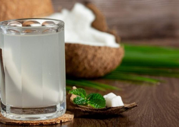 Minum Air Kelapa Saat Berbuka? Ini 6 Manfaat yang Bikin Tubuh Segar dan Sehat!