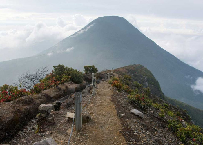 Ini Salah Satu Gunung Tertinggi di Pulau Jawa, di Puncaknya Ada Makam Pangeran Padjajaran