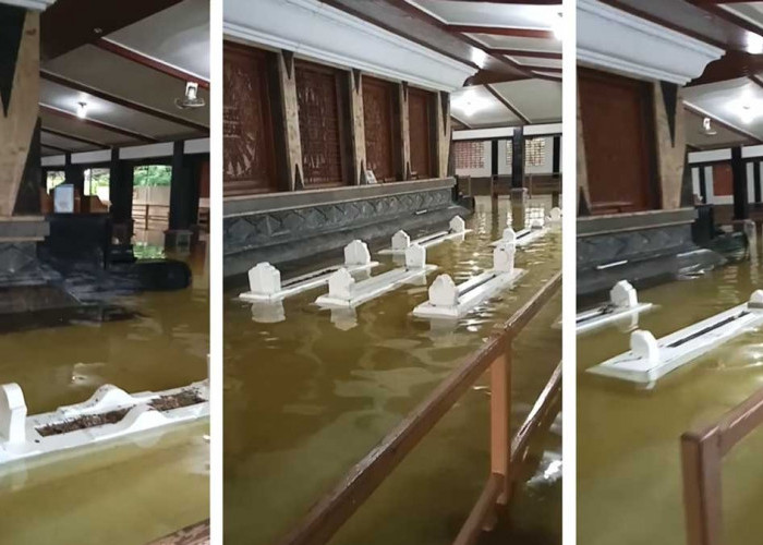 Demak Dikepung Banjir, Komplek Makam Sunan Kalijaga Ikut Terendam    