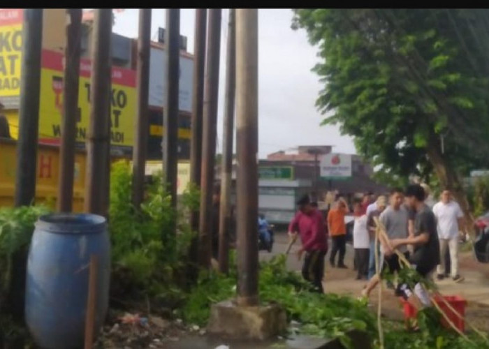 MANTAP! Warga di 26 Ilir Palembang Lakukan Gotong Royong Bersihkan Selokan Tersumbat 