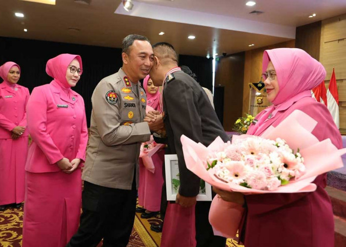 Suasana Penuh Haru di Mapolda Sumsel! Puluhan Polisi dan ASN Resmi Lepas Seragam dalam Wisuda Purnabakti 2026
