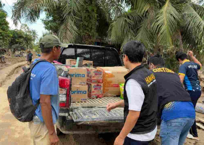 Terjang Akses Berlumpur, Tim Bea Cukai Langsa Salurkan Bantuan untuk Korban Banjir Aceh Tamiang